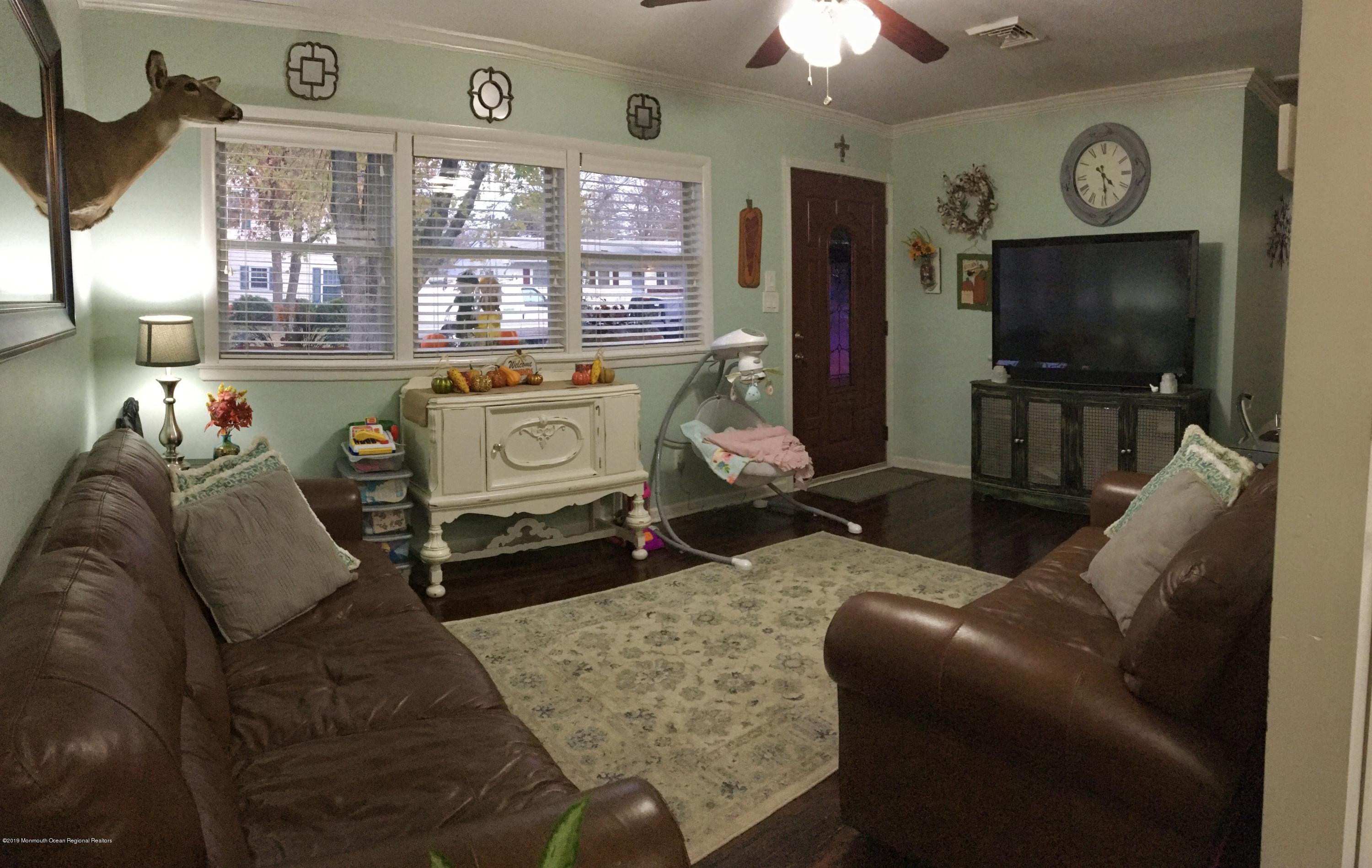 98 Stephan Road Brick, NJ 08724 - Photo 5 of 17 98 Stephan Road living room2