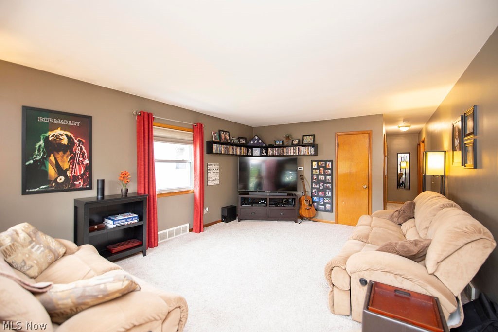 569 Lansing Road Akron, OH 44312 - Photo 11 of 27 Neutral colors with loads of possibilities.