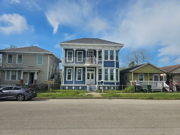 $350,000 | 2724 Avenue L, Galveston, TX 77550