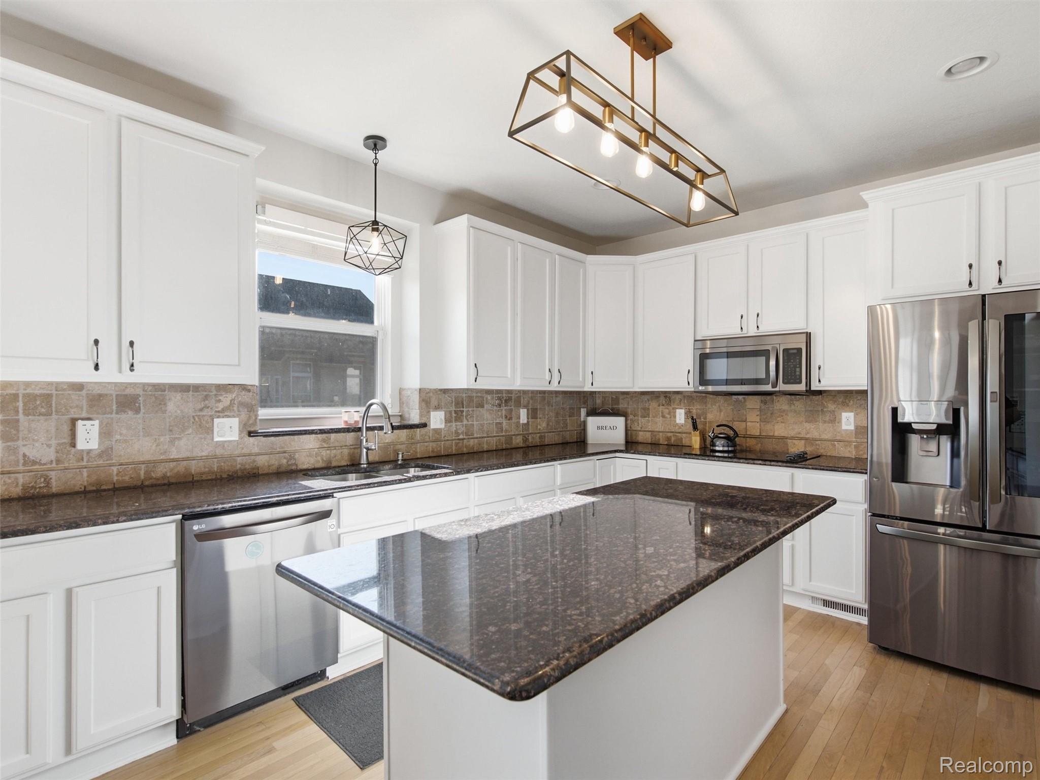 27134 Victoria Road Novi, MI 48374 - Photo 4 of 29 11-DSC09158.jpg