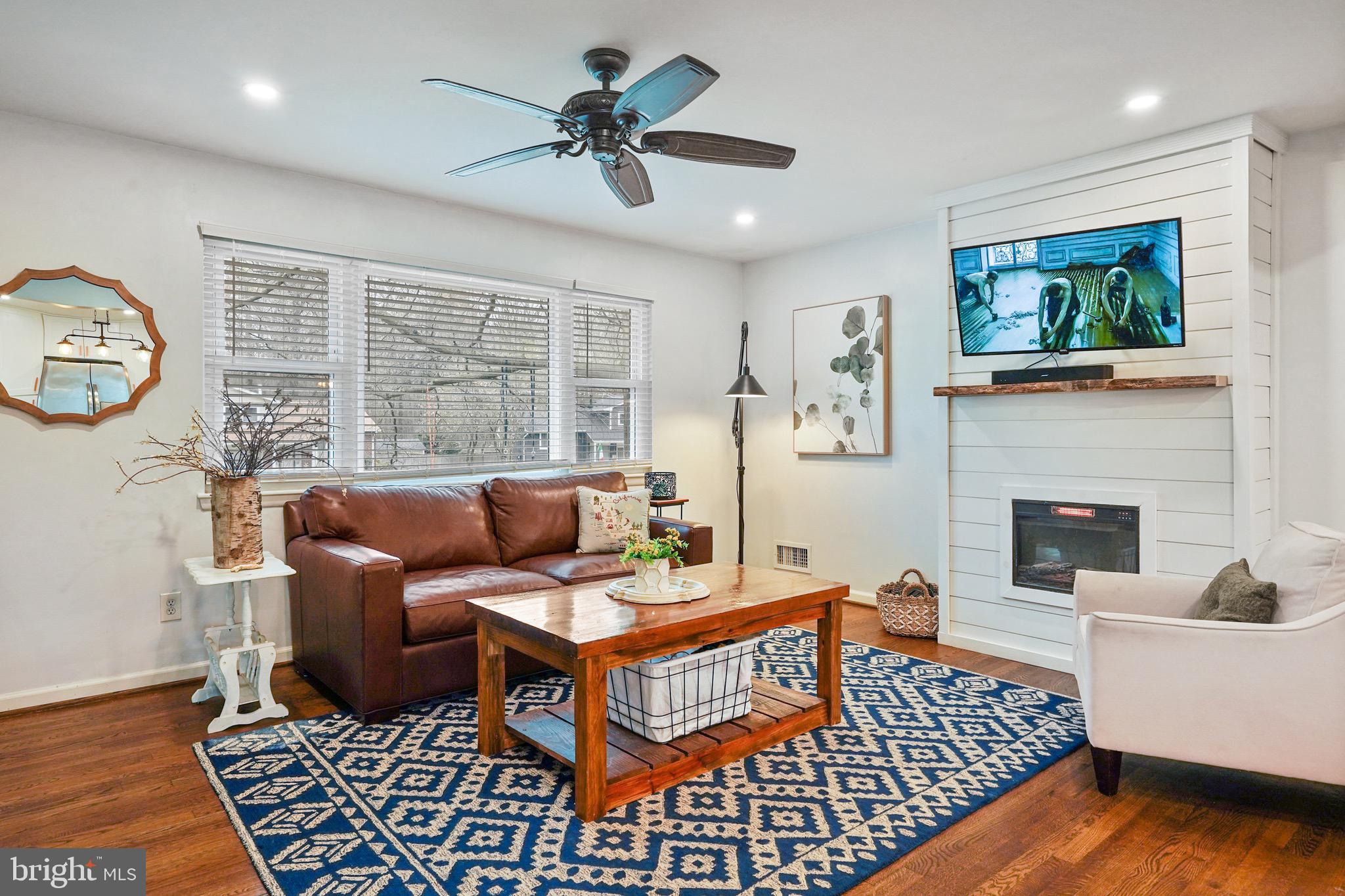 8902 Battery Road Alexandria, VA 22308 - Photo 5 of 45 Living Room