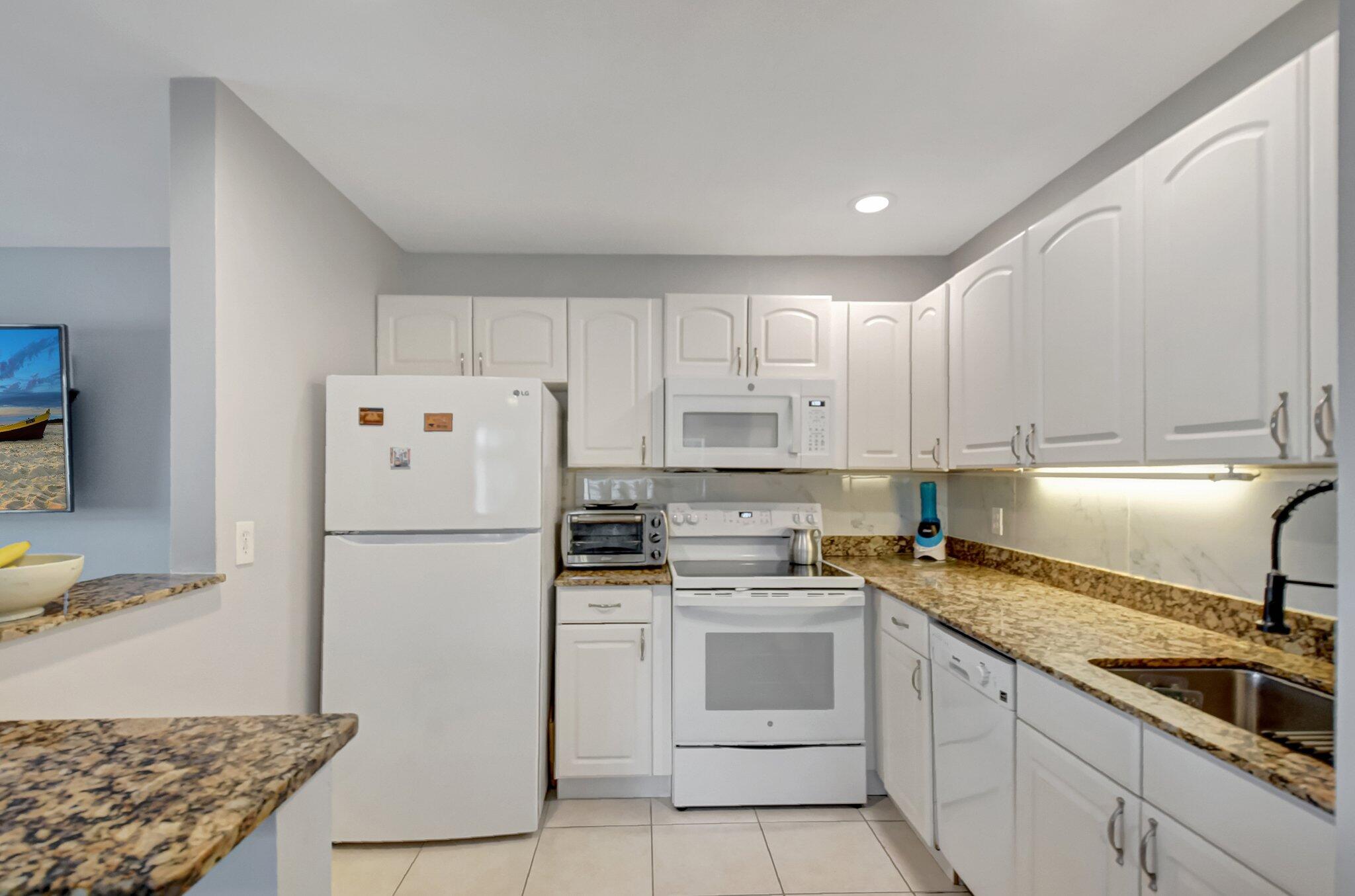 566 Brittany K, Unit L Delray Beach, FL 33446 - Photo 6 of 46 6-web-or-mls-DSC_7480