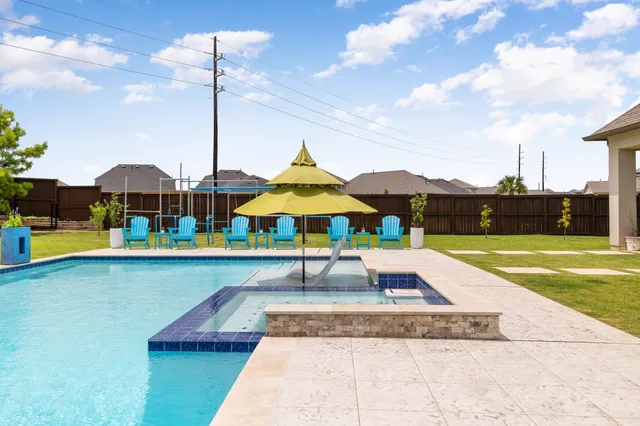 a view of a park with basketball court
