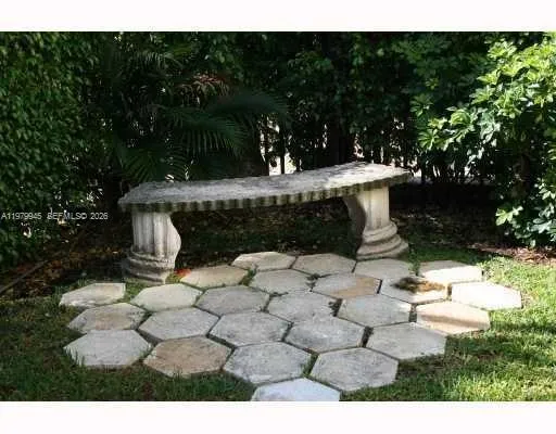 a view of yard with green space