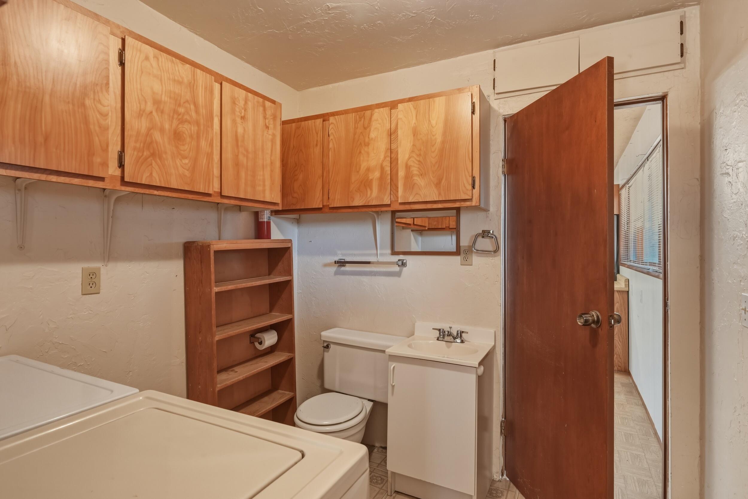 198 Lucky Lane Payson, AZ 85541 - Photo 11 of 31 a bathroom with a toilet a sink and tub