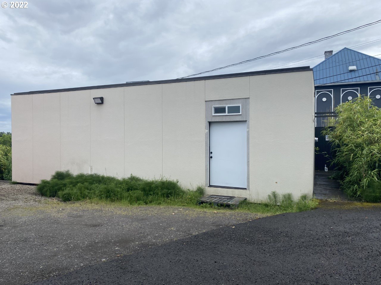 4530 South Kelly Avenue Portland, OR 97239 - Photo 14 of 30 a view of a garage