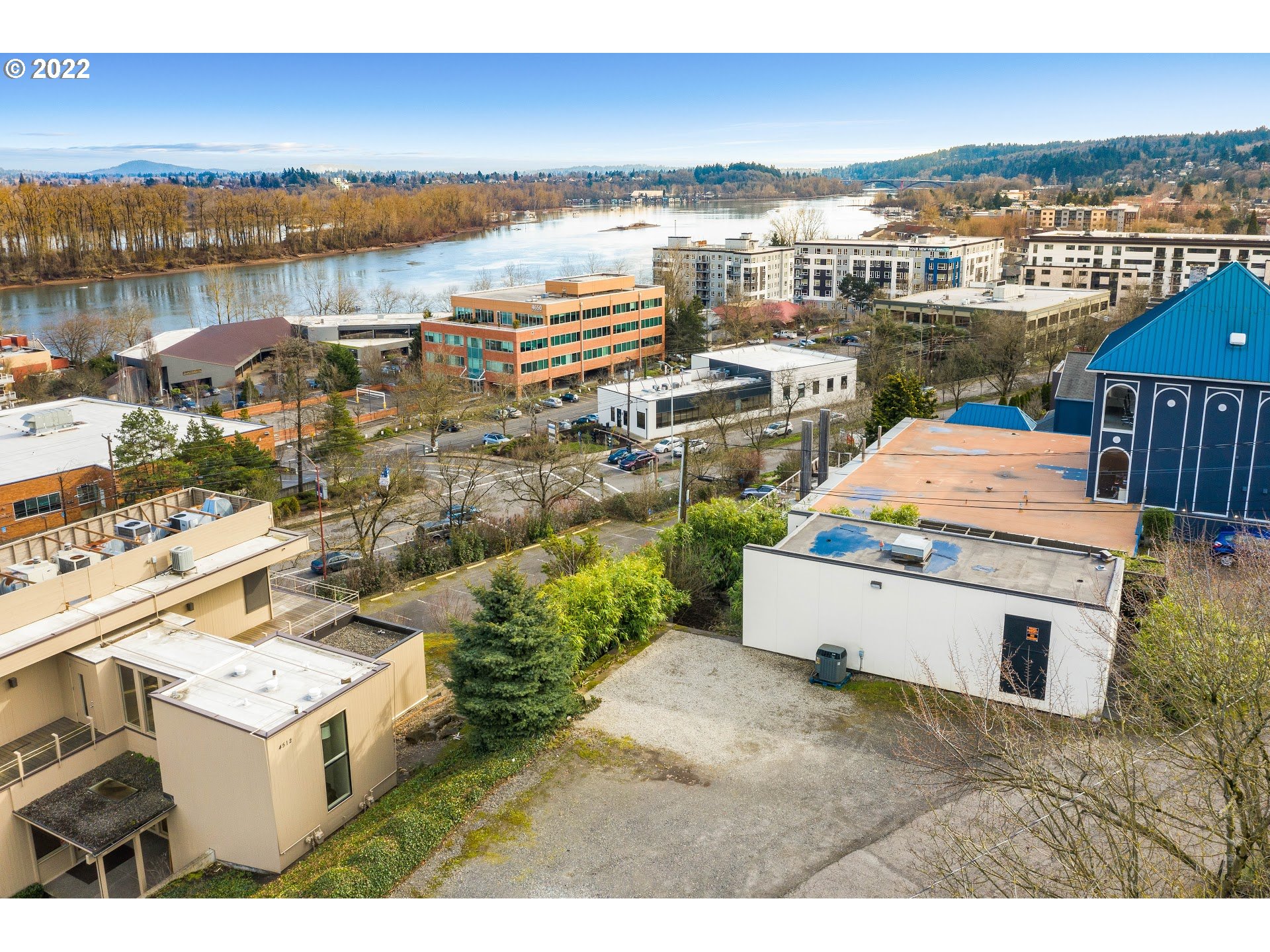 4530 South Kelly Avenue Portland, OR 97239 - Photo 2 of 30 a picture of city view with lake view