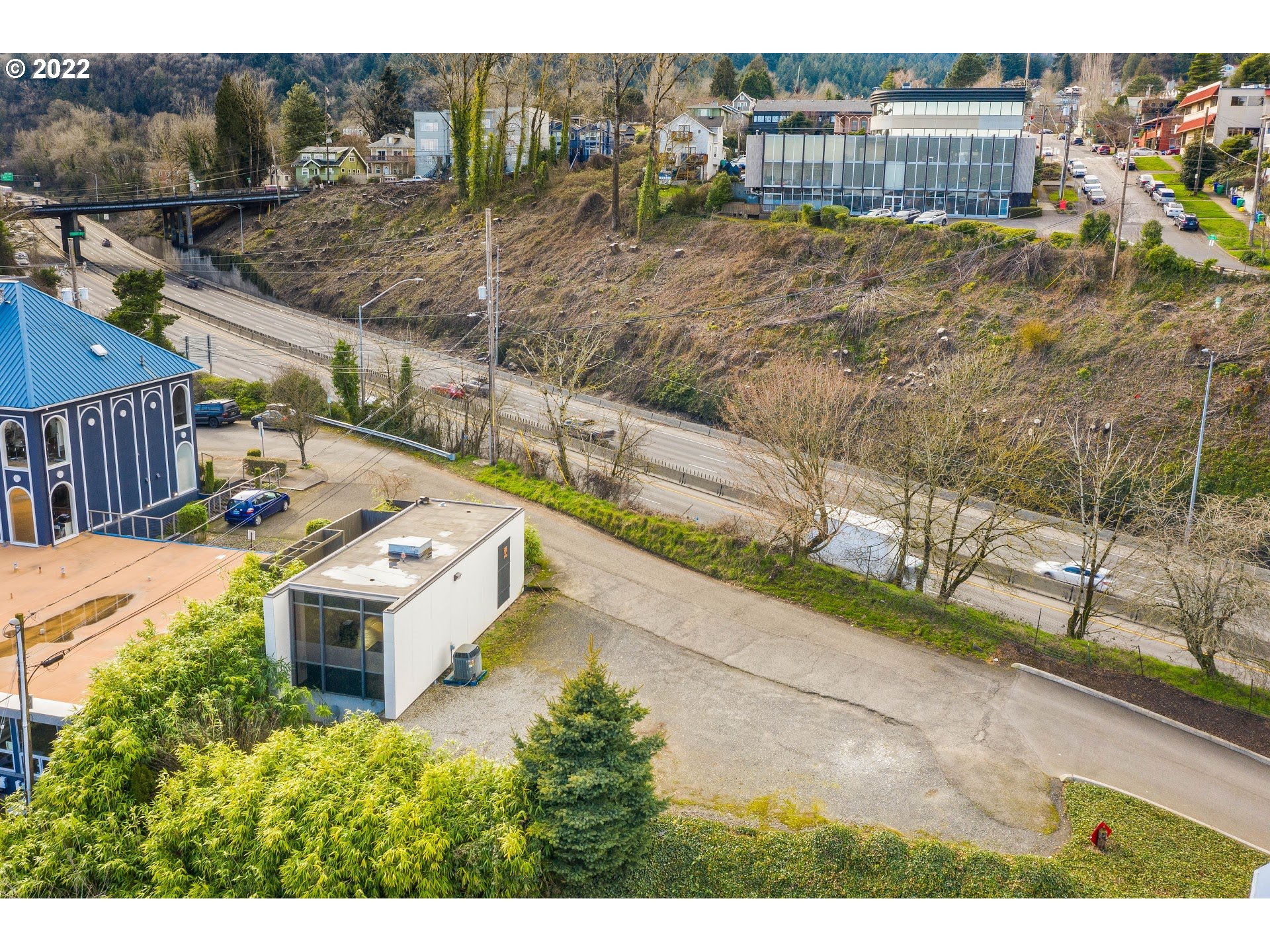 4530 South Kelly Avenue Portland, OR 97239 - Photo 4 of 30 a view of a house with a outdoor space