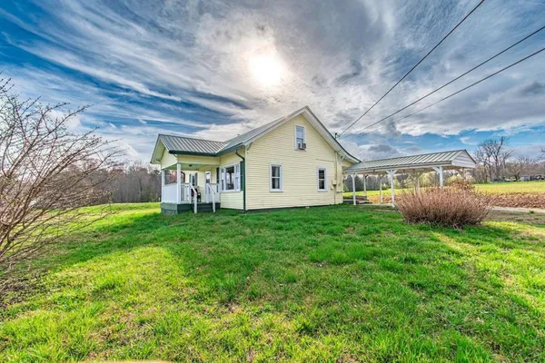a view of a house with backyard and garden