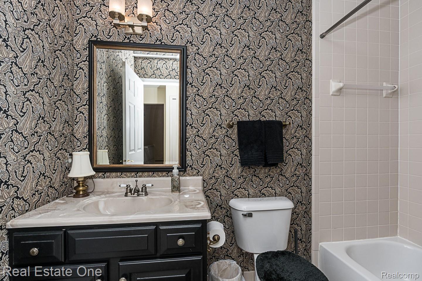 1054 Churchill Circle, Unit 26 Rochester, MI 48307 - Photo 19 of 29 Second Bathroom