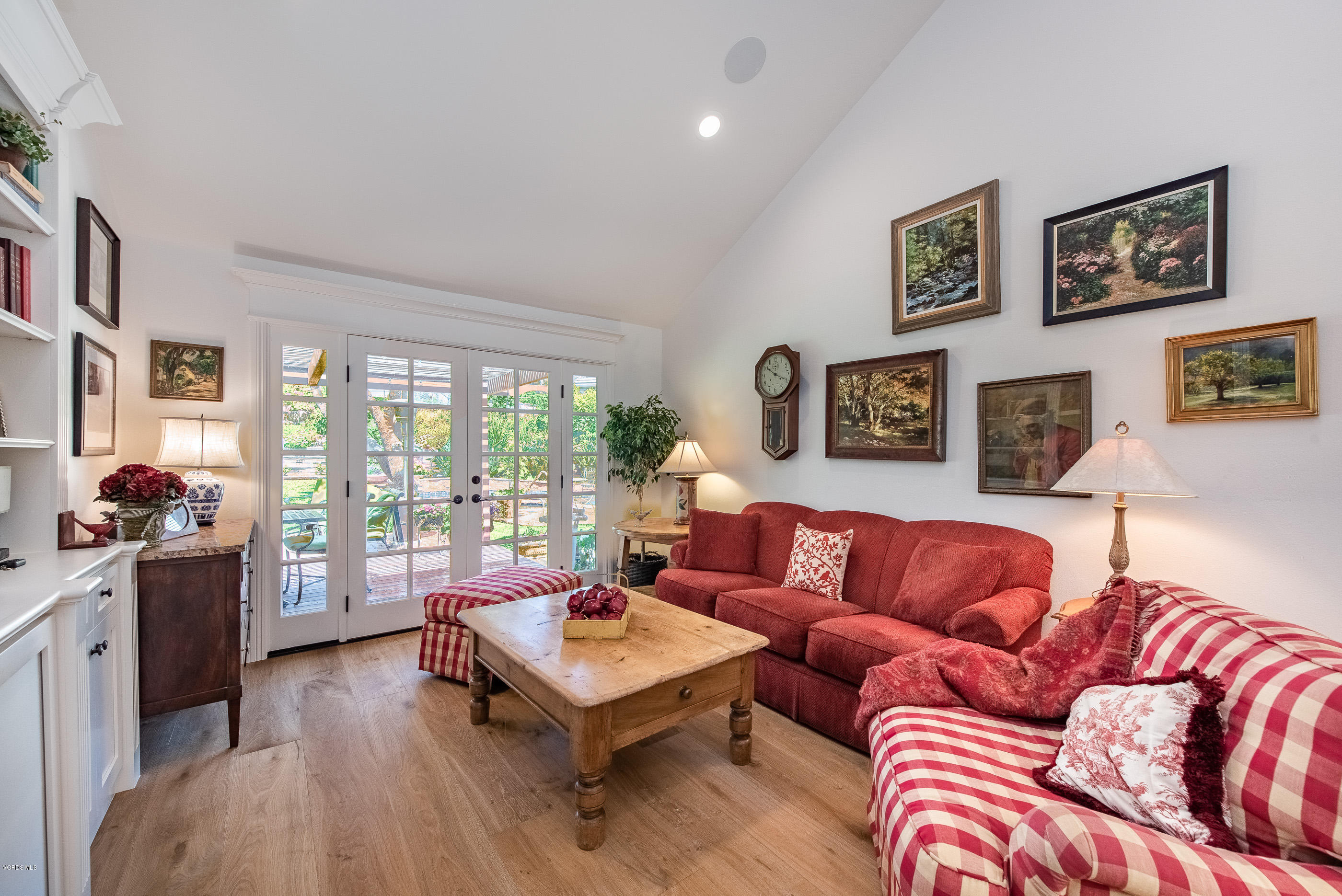 270 Longbranch Road Simi Valley, CA 93065 - Photo 12 of 51 270 Longbranch Rd Simi Valley-17