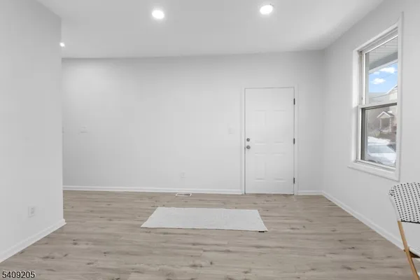 $2,600 | 223 Pine Street, Unit 1, Elizabeth Port, NJ 07206