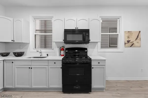 $2,600 | 223 Pine Street, Unit 1, Elizabeth Port, NJ 07206