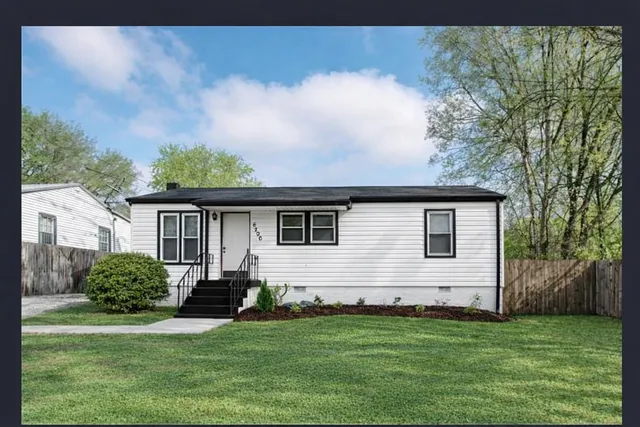 a view of a house with a yard