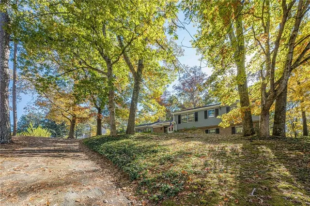 a view of a house with a yard