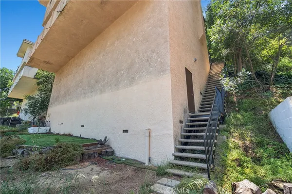 a view of entryway with outdoor area