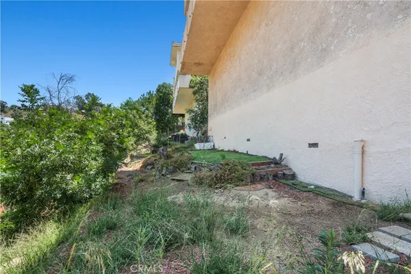 a view of a backyard