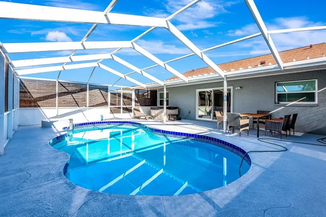 a room with lots of tables and chairs