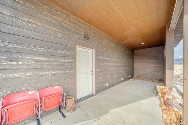 a view of an outdoor space of the house