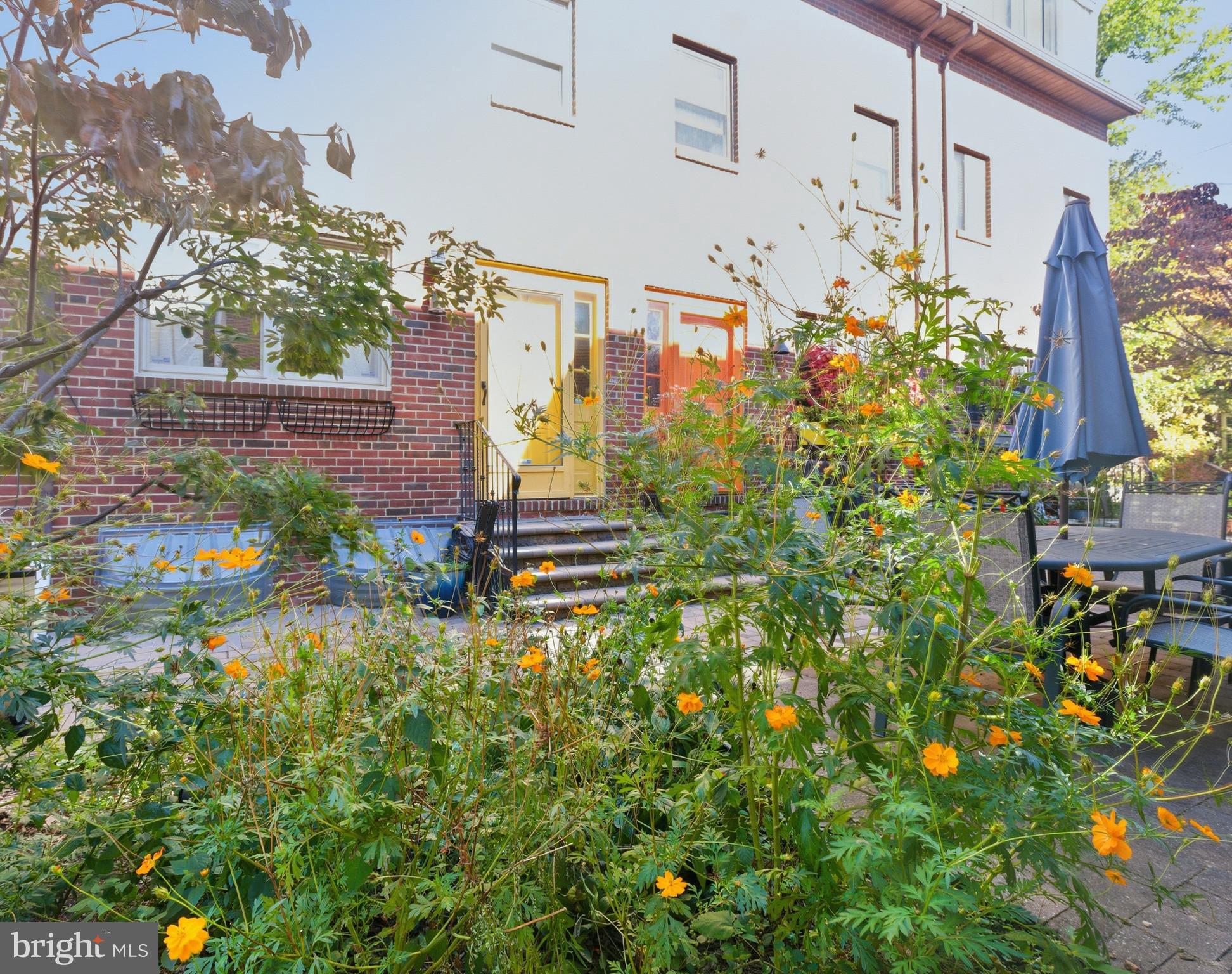 514 Randolph Court, Unit C Philadelphia, PA 19147 - Photo 8 of 10 a backyard of a house with lots of green space
