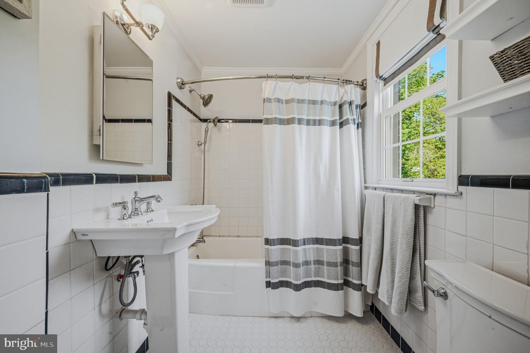 20 Hurst Road Wilmington, DE 19803 - Photo 32 of 42 Lovely tile Hall Bath w/deep Deerhurst tub