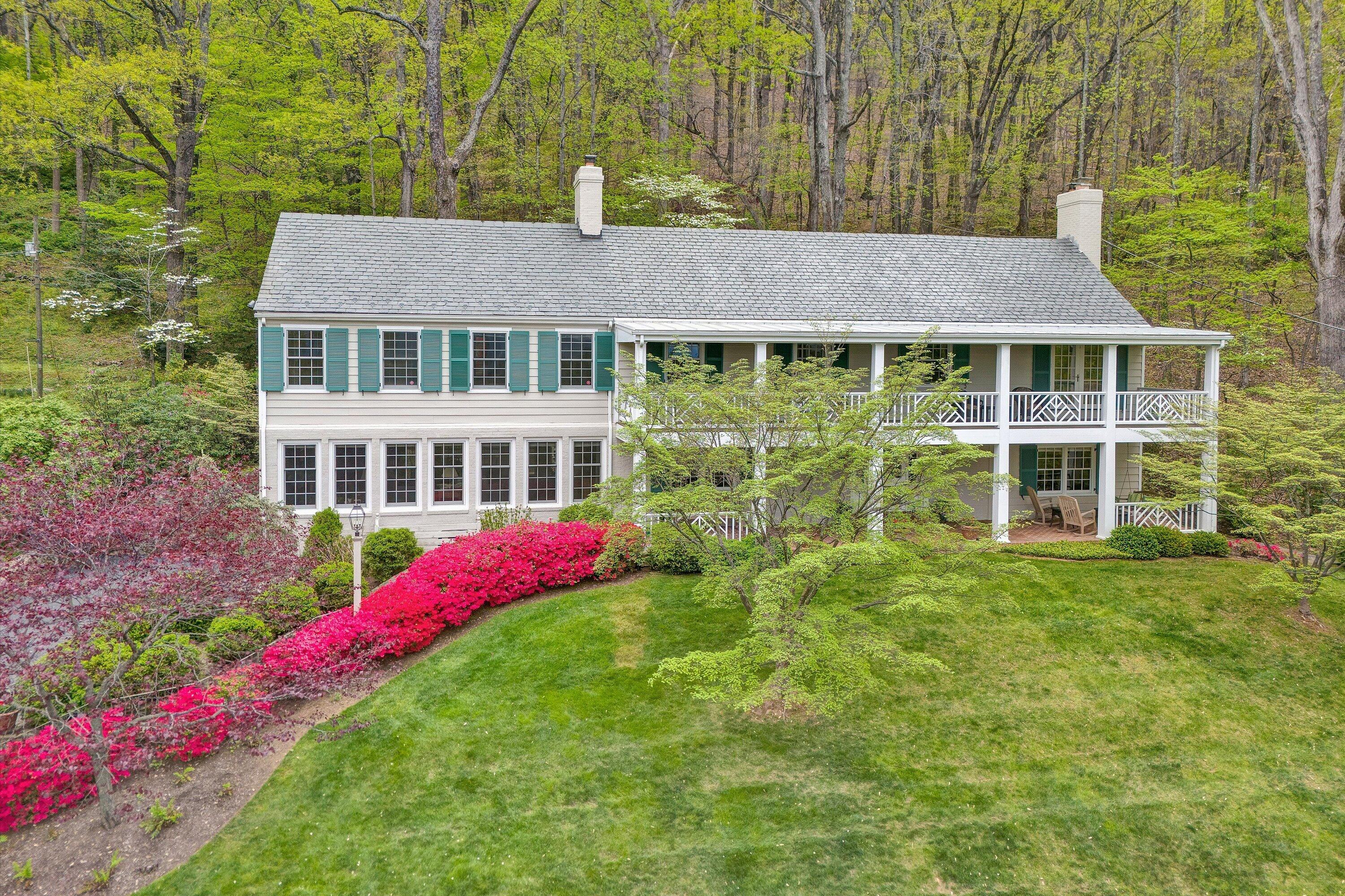 2438 Robin Hood Road Southeast Roanoke, VA 24014 - Photo 2 of 81 front view of a house with a yard