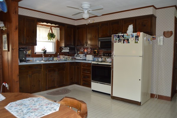 8 Wenonah Road Wareham, MA 02532 - Photo 3 of 23