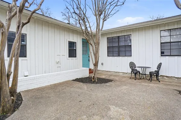 a view of a house with backyard and sitting area