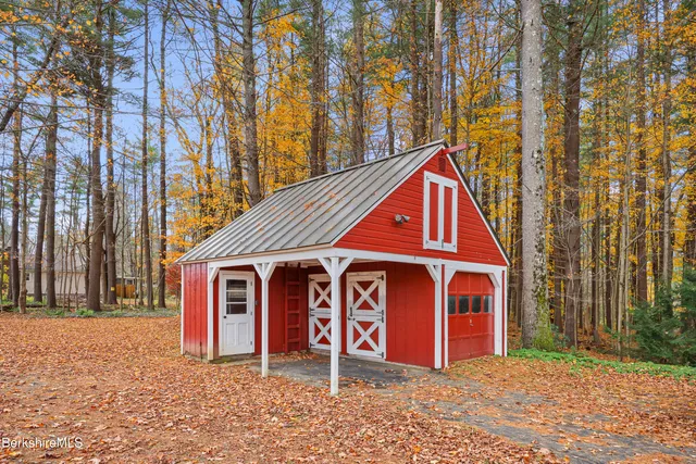 a view of yard with trees