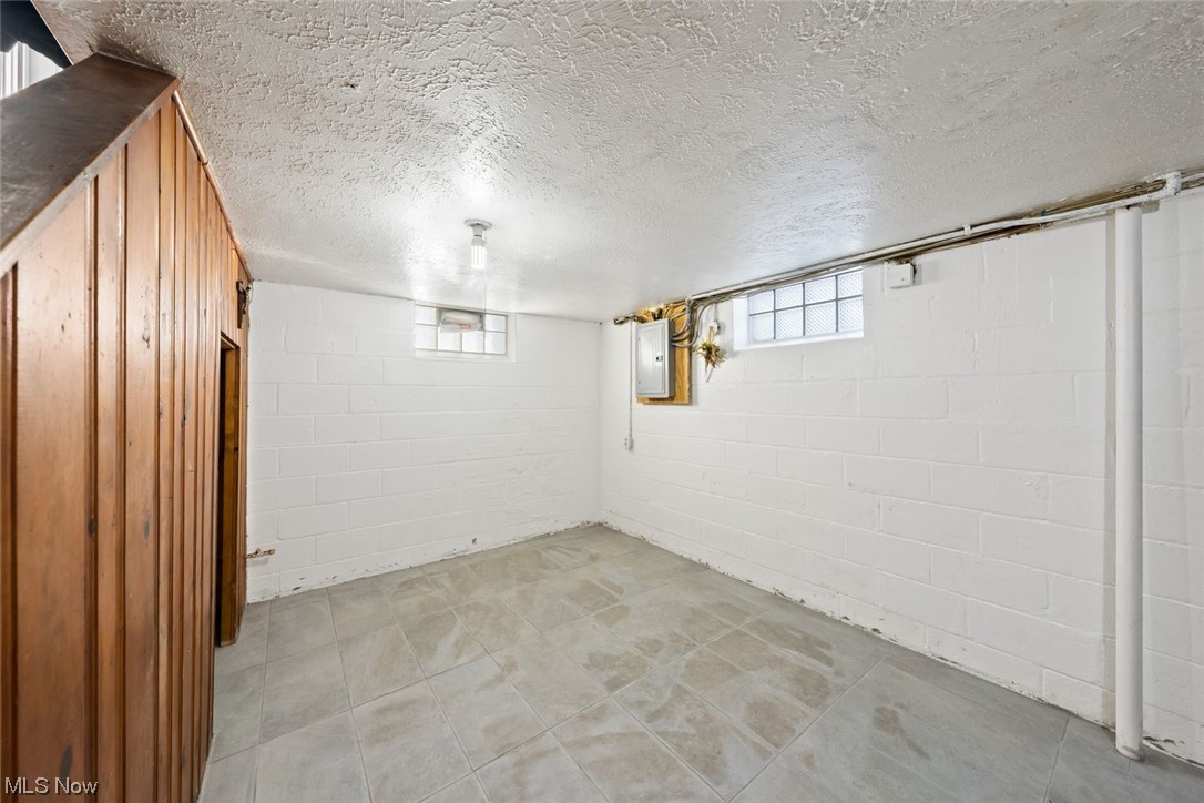 9227 Snow Road Cleveland, OH 44130 - Photo 23 of 36