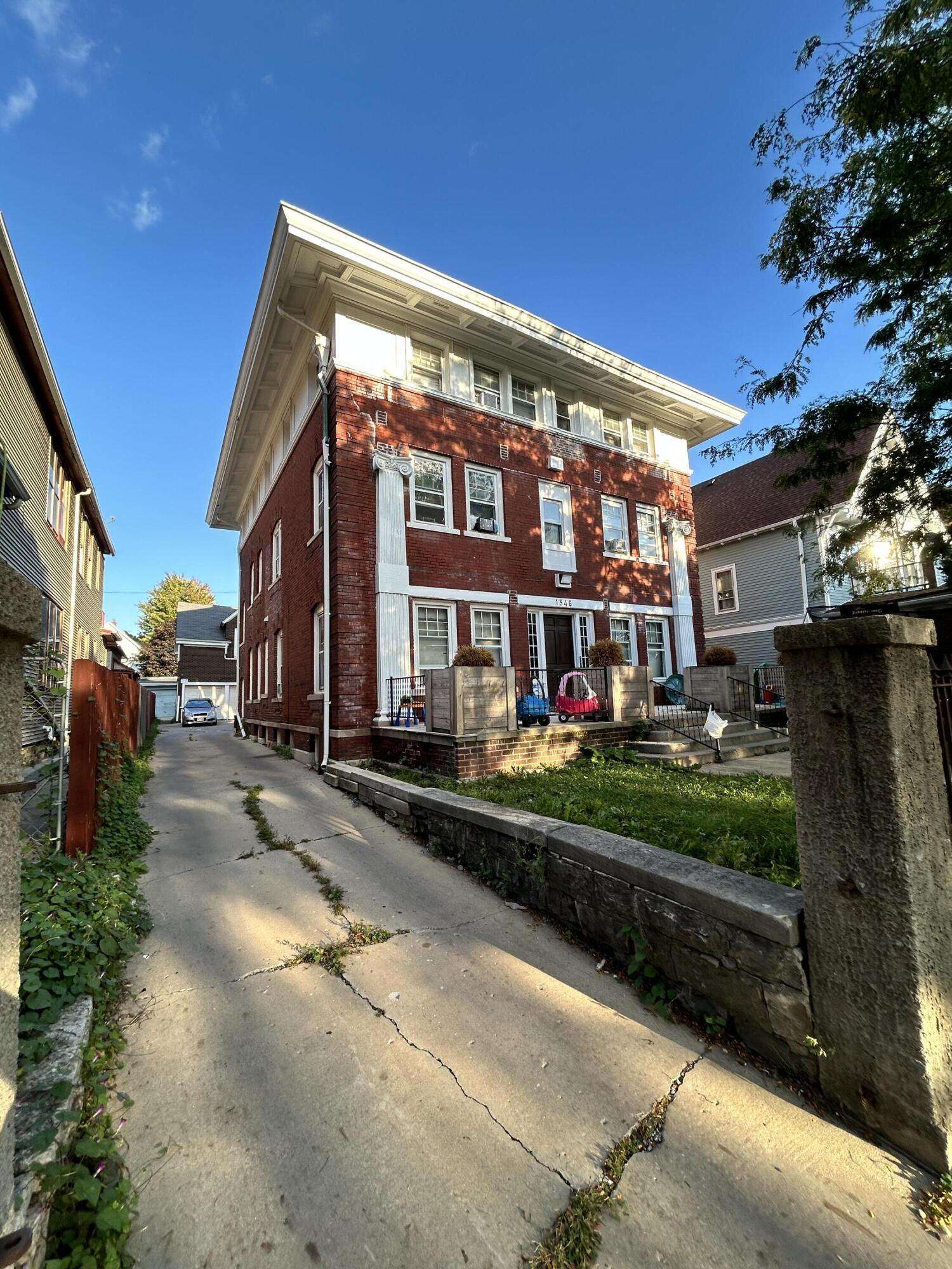 1546 South Layton Boulevard Milwaukee, WI 53215 - Photo 2 of 70 South Side