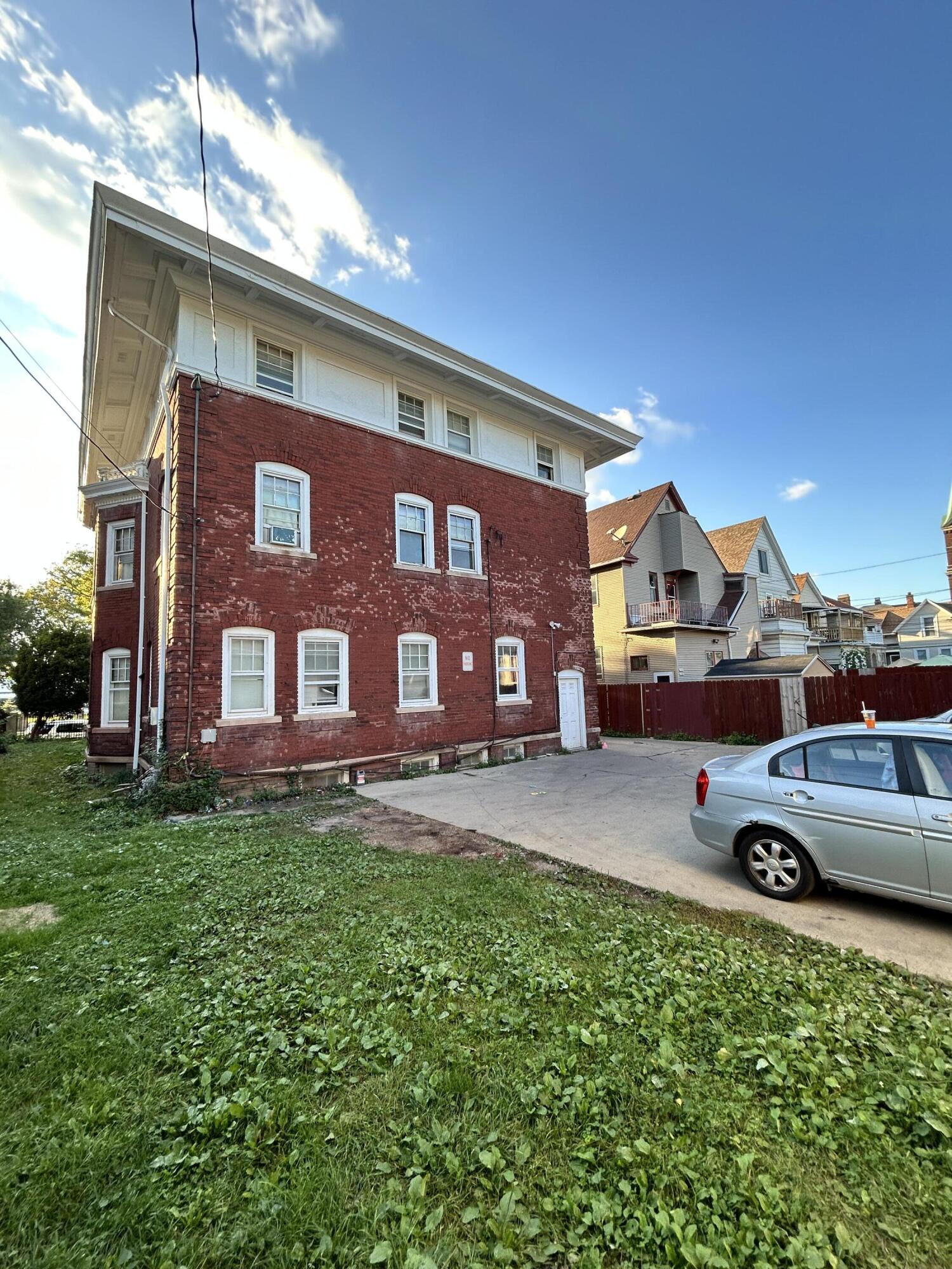 1546 South Layton Boulevard Milwaukee, WI 53215 - Photo 4 of 70 Back