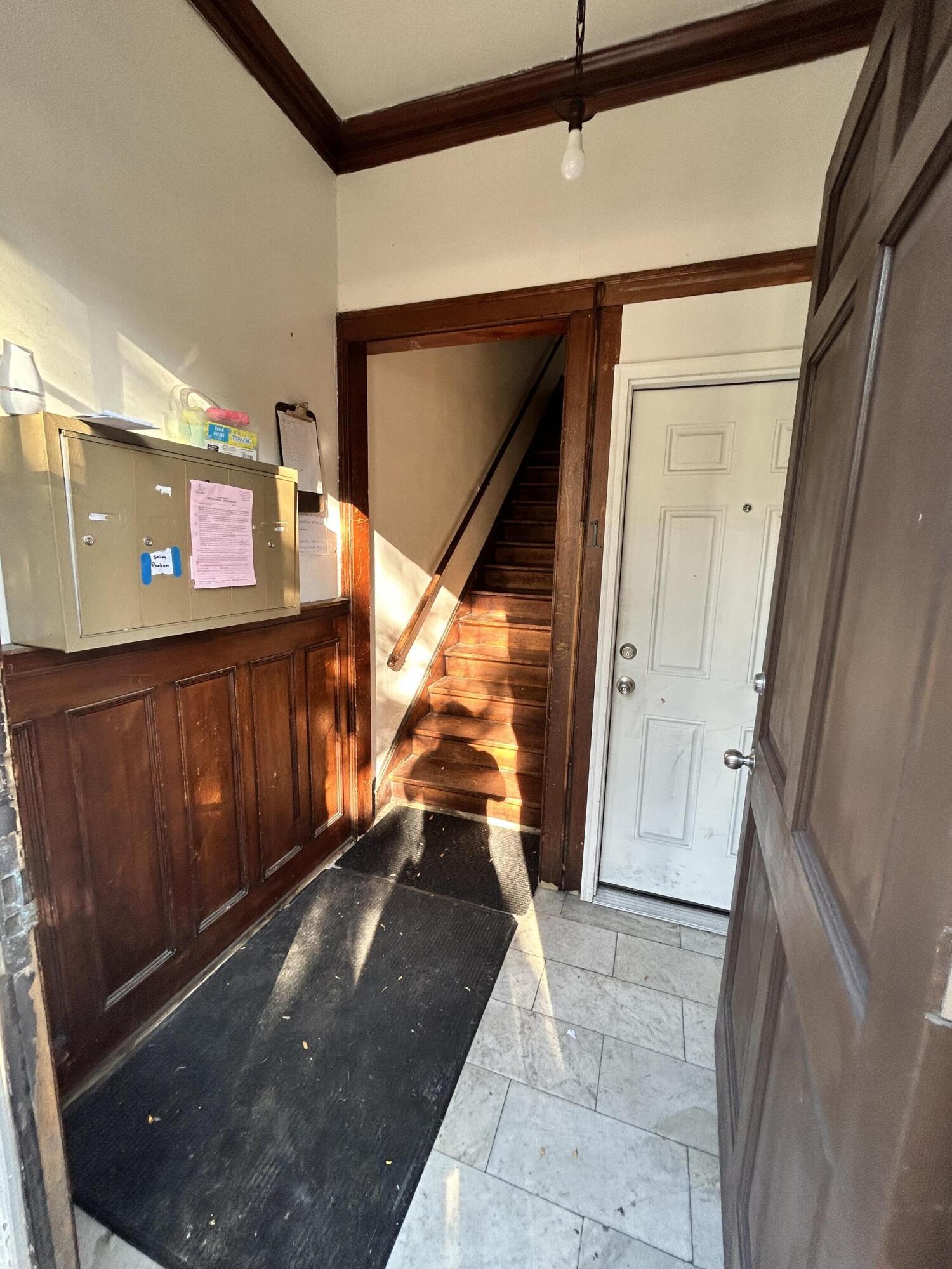 1546 South Layton Boulevard Milwaukee, WI 53215 - Photo 5 of 70 Common Entry