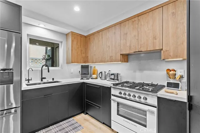 $719,950 | 635 East Magnolia Boulevard, Unit B, Burbank, CA 91501