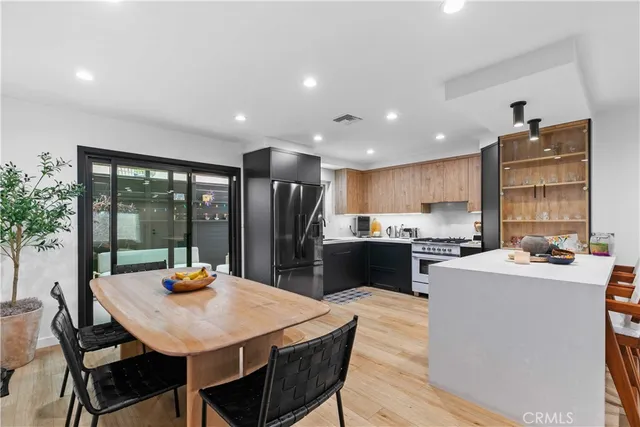 $719,950 | 635 East Magnolia Boulevard, Unit B, Burbank, CA 91501