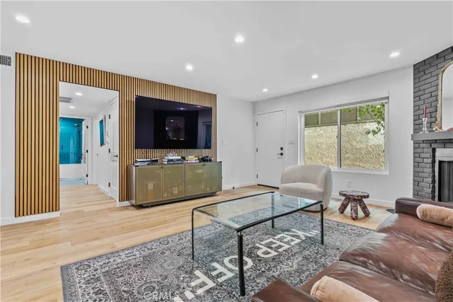 $719,950 | 635 East Magnolia Boulevard, Unit B, Burbank, CA 91501