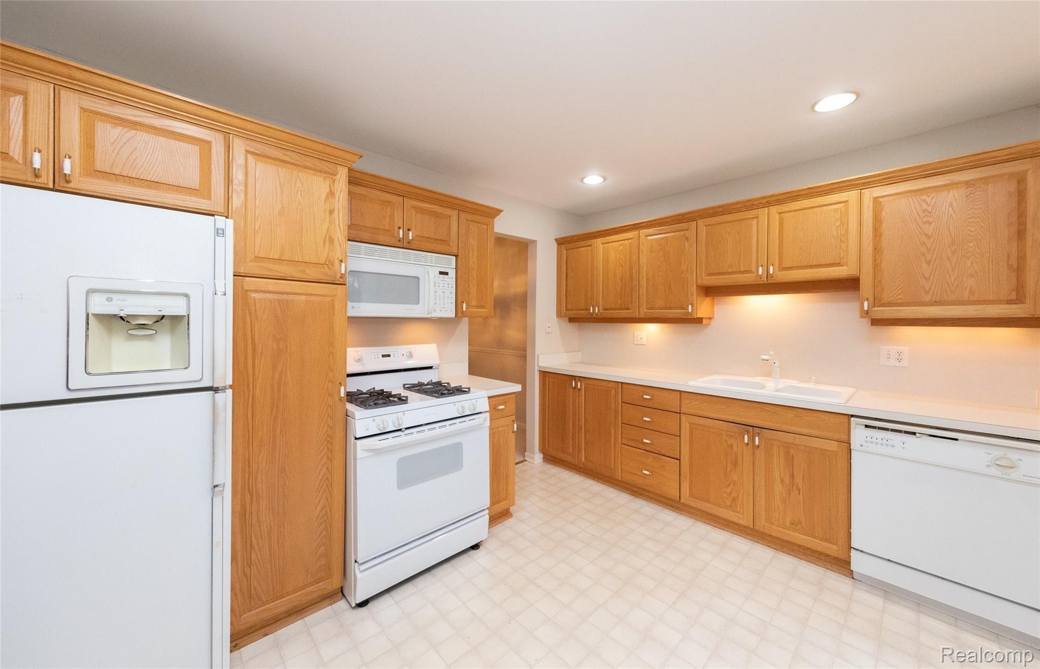 1546 Hidden Valley Lane Rochester, MI 48306 - Photo 7 of 26 780A1255.jpg