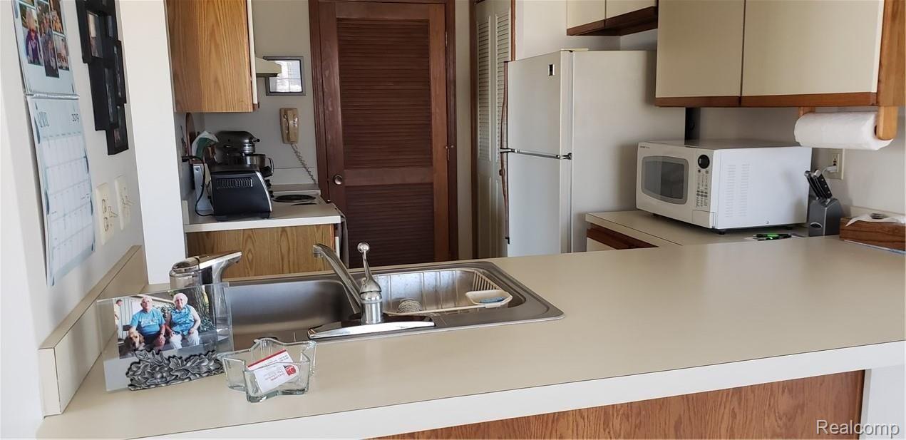1577 Meadowside Drive, Unit 196 Rochester, MI 48307 - Photo 7 of 14 20190403_153822.jpg