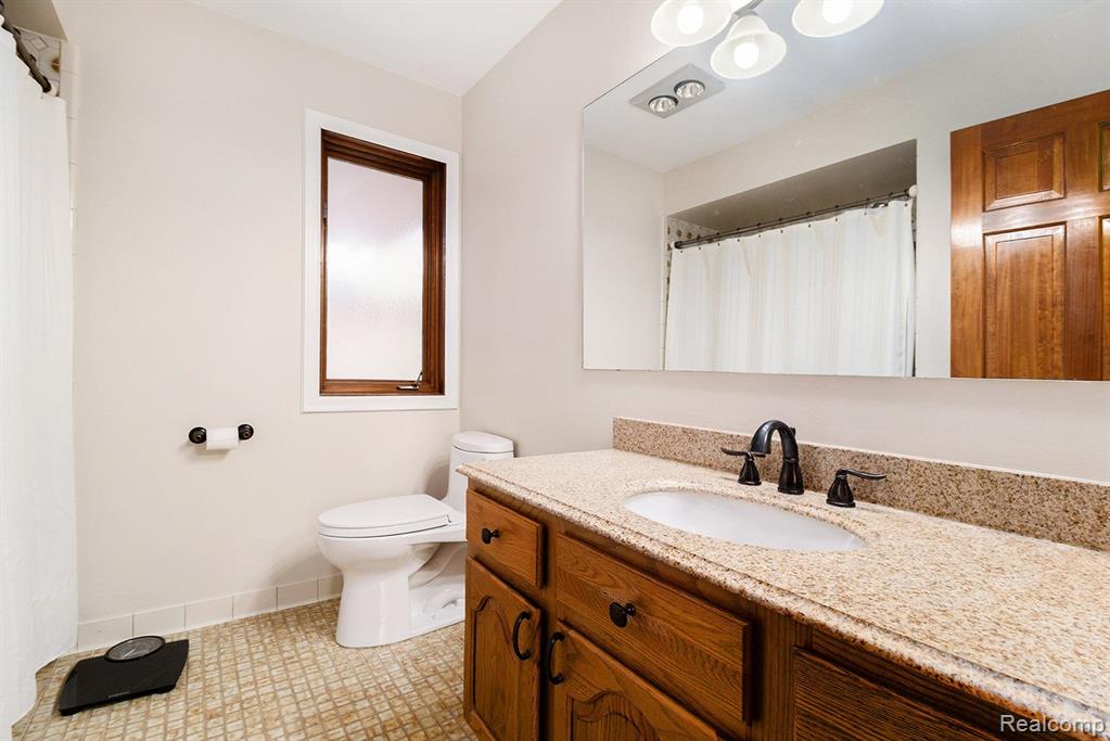 26032 Steele Road Farmington Hills, MI 48331 - Photo 17 of 38