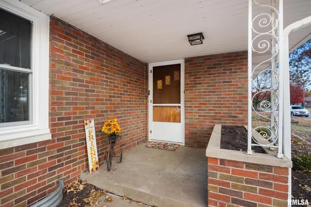 $200,000 | 302 West 4th Street, Mackinaw, IL 61755
