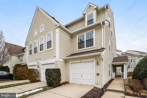 $485,000 | 6610 Thackwell Way, Unit 2102, Alexandria, VA 22315