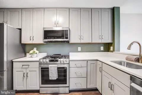 $485,000 | 6610 Thackwell Way, Unit 2102, Alexandria, VA 22315