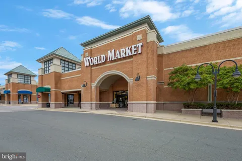 $485,000 | 6610 Thackwell Way, Unit 2102, Alexandria, VA 22315