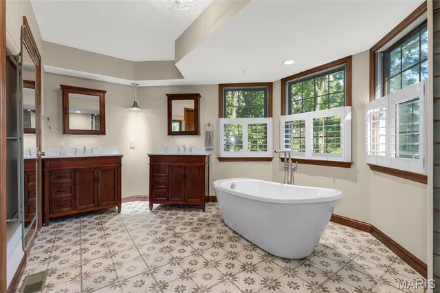 $730,000 | 621 Old Riverwoods Lane, Chesterfield, MO 63017