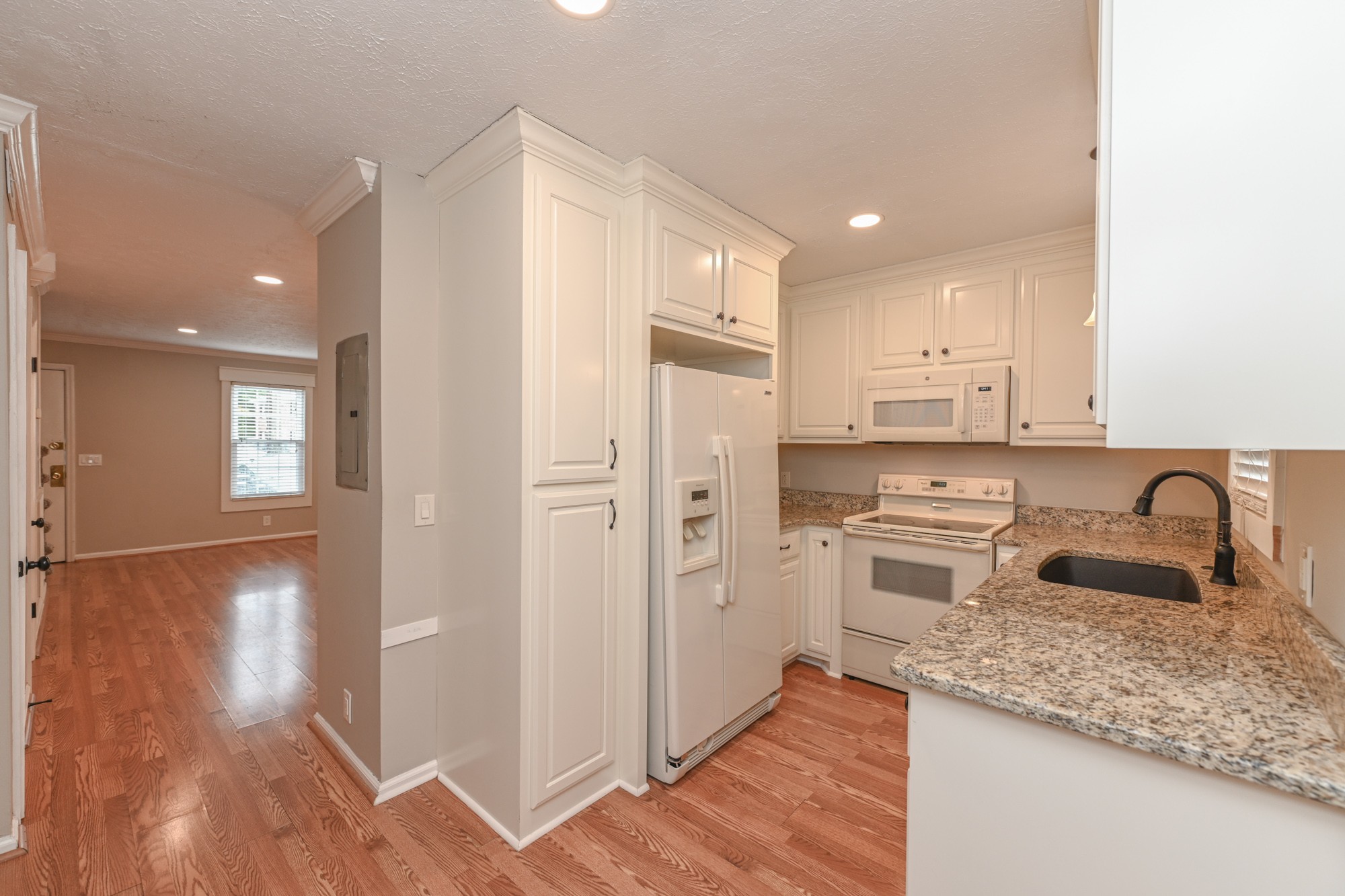 288 Donna Drive, Unit E Hendersonville, TN 37075 - Photo 10 of 23 a kitchen with granite countertop a refrigerator stove and sink