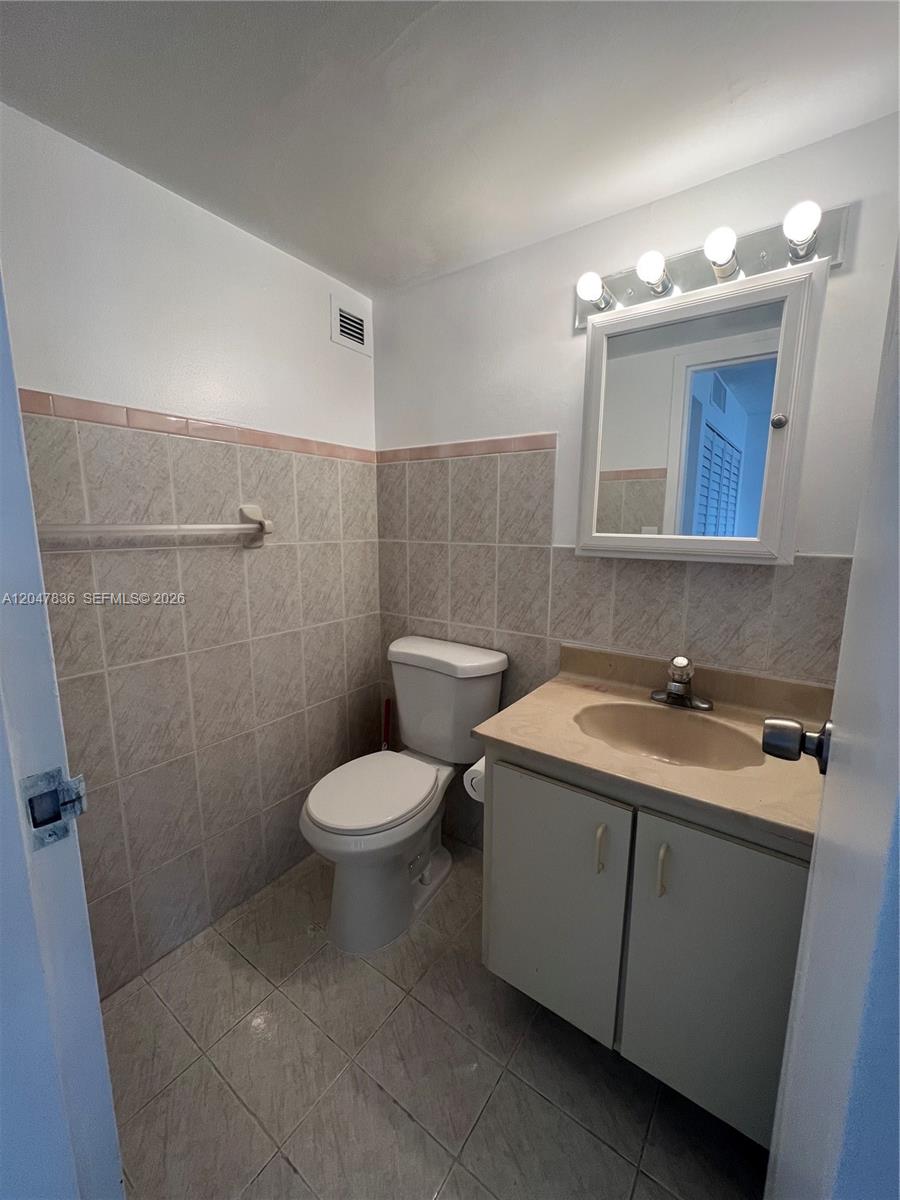 17011 North Bay Road, Unit 816 Sunny Isles Beach, FL 33160 - Photo 9 of 19 1/2 Bathroom