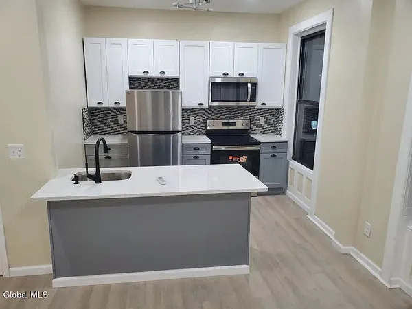$1,700 | 170 Washington Avenue, Unit 3F, Albany, NY 12210