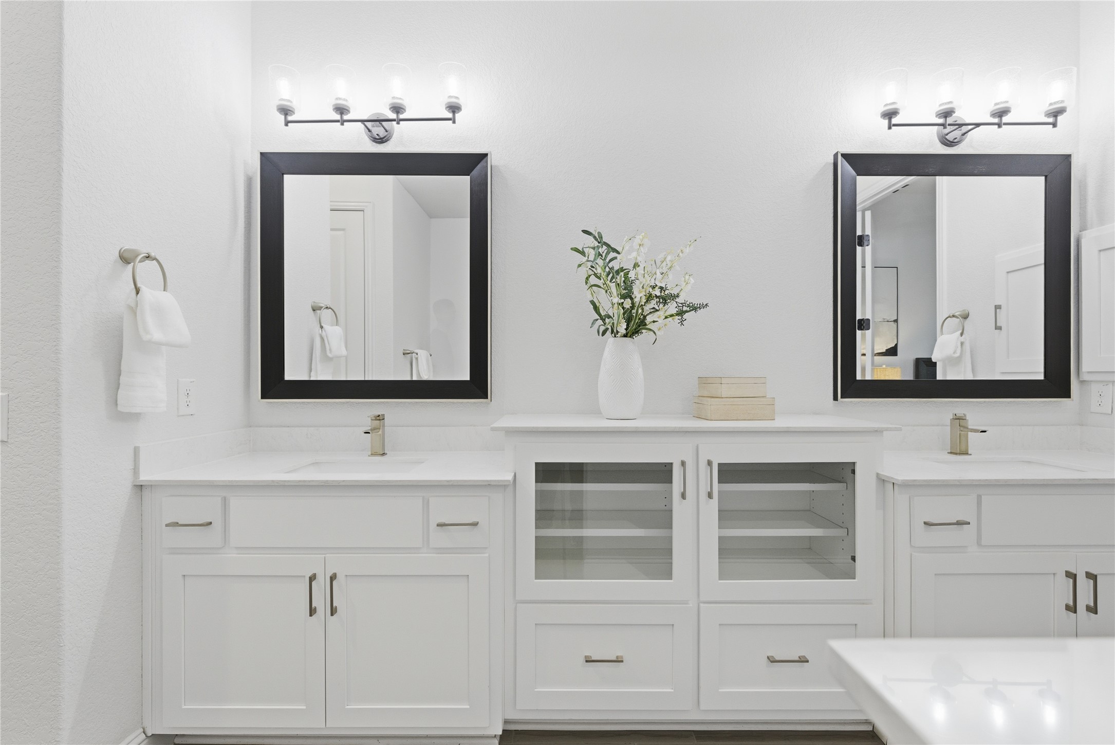 225 Diamondback Drive Georgetown, TX 78628 - Photo 23 of 39 Bathroom with two vanities
