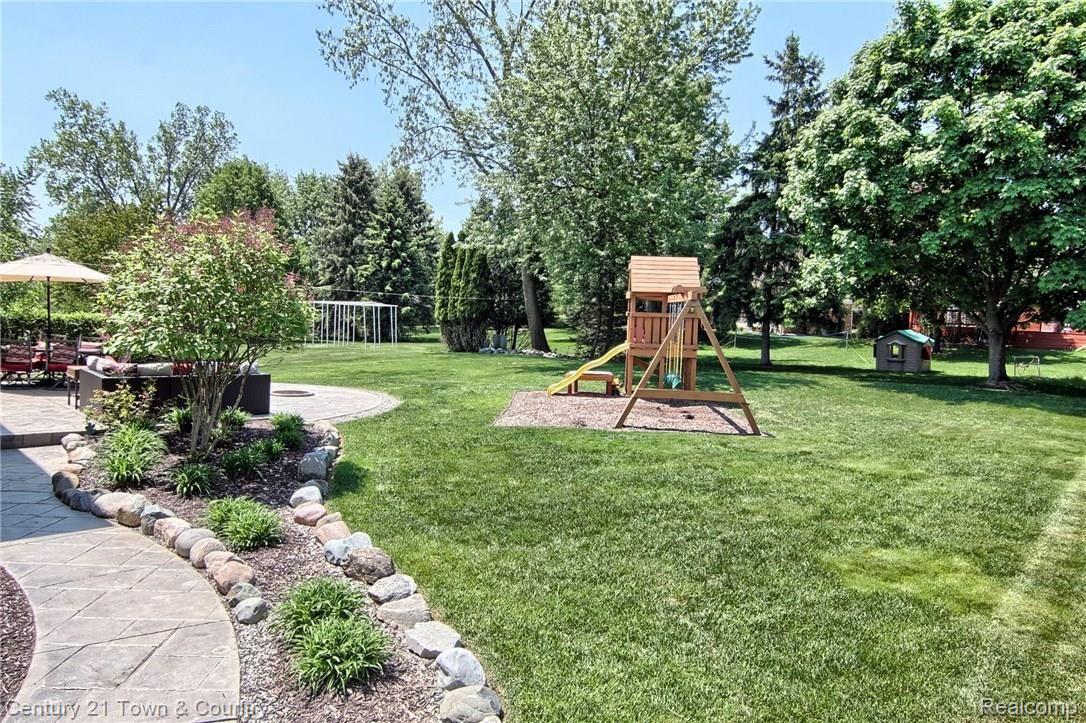 1339 Royal Crescent Street Rochester, MI 48306 - Photo 26 of 29 Backyard.jpg
