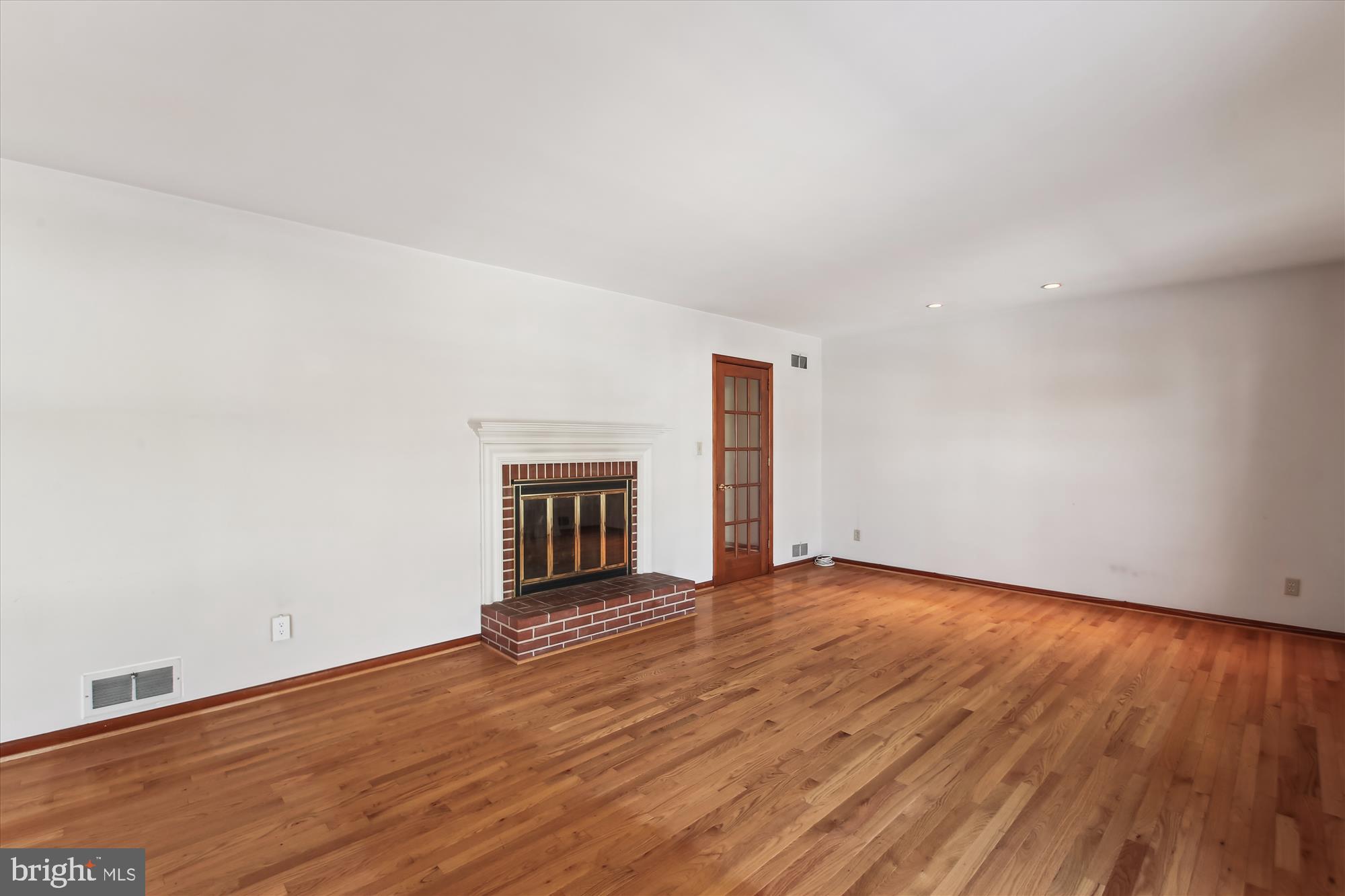 307 Ludlow Road Annapolis, MD 21401 - Photo 13 of 53 Living Room w/Fireplace & Wood Floors
